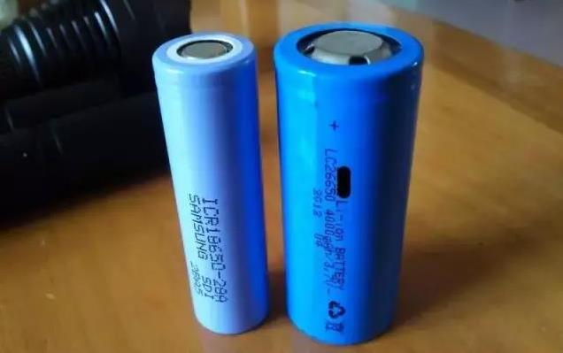 26650（右）与18650（左）动力电池